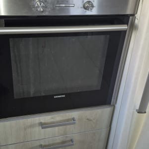 תנור ומיקרוגל כסופים במטבח