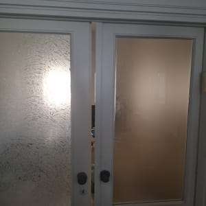 דלתות זכוכית עם ידיות כהות