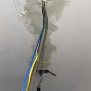 חוטי חשמל צבעוניים יוצאים מהתקרה עם חיבורי חשמל