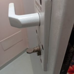 ידית דלת לבנה עם מנעול