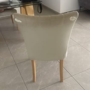 כיסא עם ריפוד קרוע בחלק העליון