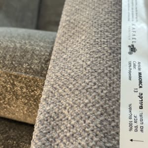 תקריב של דוגמת בד ריפוד טקסטורלי בגוון אפור-בז