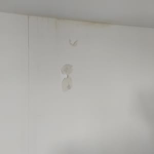 קיר עם חורים ותיקונים נדרשים