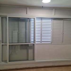 חלון אלומיניום עם תריסים פנימיים