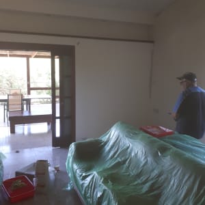 חדר עם רהיטים מכוסים בניילון, מגש צבע אדום