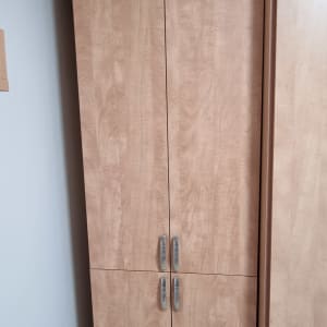 ארון עץ עם ידיות מתכת