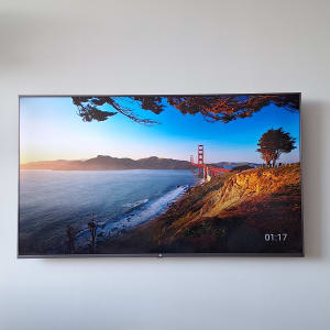 תמונה של מסך טלוויזיה תלוי על קיר לבן