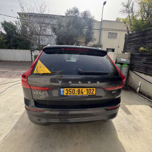 רכב וולוו חונה בחצר עם לוחית רישוי ישראלית