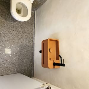 שירותים וכיור בעיצוב מודרני בחדר אמבטיה