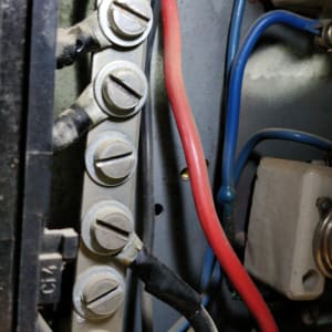 חוטי חשמל צבעוניים ומחברים בלוח חשמל