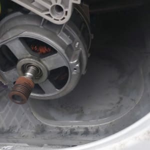 מנוע חשמלי עם סלילי נחושת בתוך מכשיר