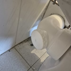 חיבור צינור לבן על רצפת אריחים