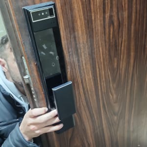 התקנת מנעול דיגיטלי על דלת עץ