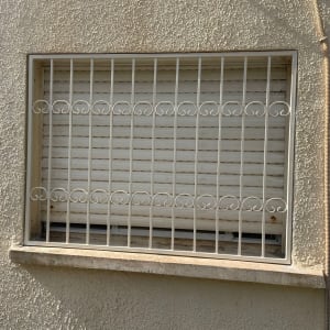 סורג מתכת על חלון קיר חיצוני