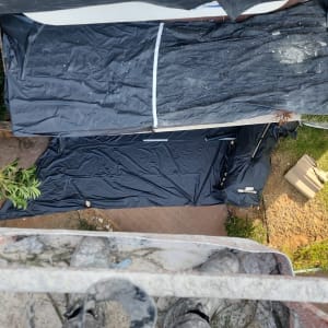 יריעות פלסטיק שחורות מכסות שטח חיצוני