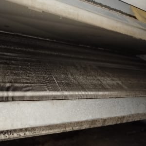 סליל מתכת של מזגן עם לכלוך ואבק