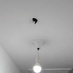 מנורה תלויה מהתקרה עם חור בקיר