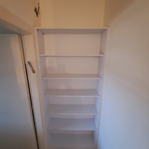 מדפים לבנים מותקנים בקיר