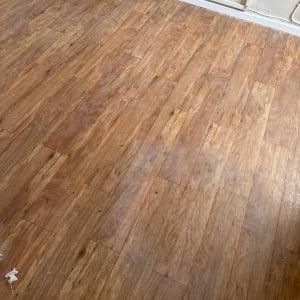 רצפת פרקט חומה בחדר פנימי