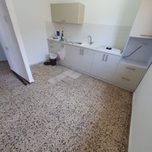 בקבוק חומר ניקוי על השיש ליד הכיור