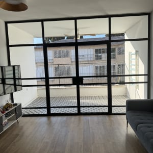 חלון אלומיניום גדול עם נוף לחצר