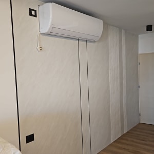 מזגן מותקן על קיר עם רצפת פרקט