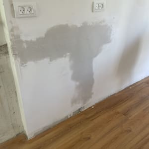 קיר עם תיקון טיח ושקעי חשמל