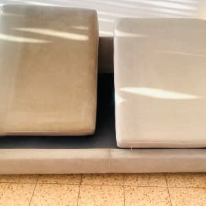 כריות ספה מורמות לניקוי, אור שמש על הבד