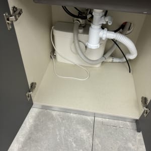 צנרת פלסטיק מתחת לכיור עם חיבורים