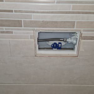 תמונה של צנרת בתוך קיר אמבטיה