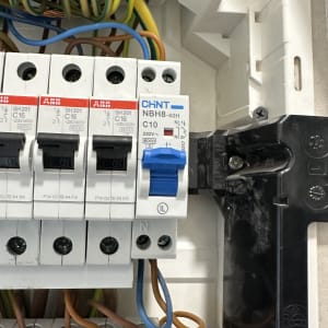 לוח חשמל עם מפסקים וחוטי חשמל צבעוניים