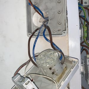 תמונה של חיבורי חשמל ותיבת חיבורים