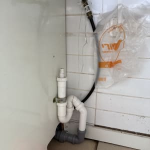 צנרת מתחת לכיור עם ברז פלסטיק