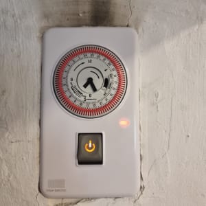 שעון טיימר חשמלי מותקן על קיר