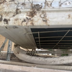 יחידת מיזוג אוויר עם לכלוך ופסולת יונים
