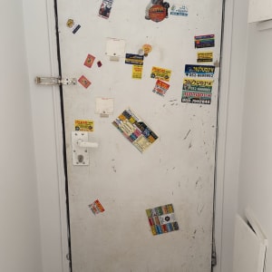 דלת עם מדבקות ופרסומות שונות