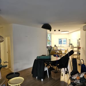 קיר לבן חלק עם סימני צבע קלים