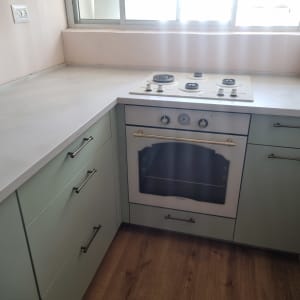 מטבח חדש עם תנור וכיריים