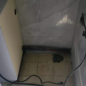 צנרת וחיבורים בקיר, עבודה טכנית