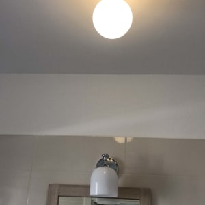 מנורה ותאורה בחדר אמבטיה