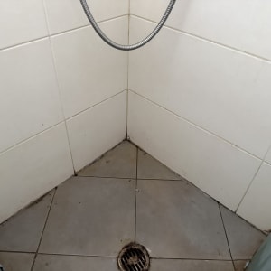 פינת מקלחת עם אריחים וניקוז