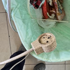 תקע חשמלי ישן ליד פח אשפה