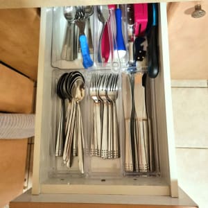 סכו"ם מסודר במגירה עם מחלקים מפלסטיק