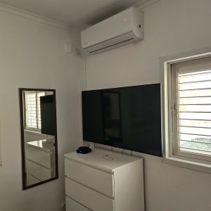 מזגן מותקן על קיר בחדר עם חלון