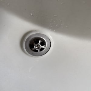 ניקוז כיור עם מים מסביב