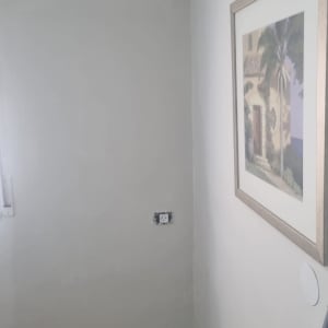 מגש צבע על רצפה עם יריעת מגן