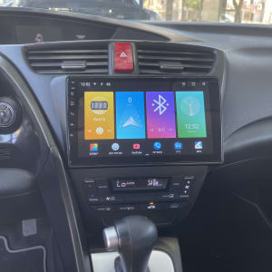 מסך מולטימדיה ברכב עם אפליקציות שונות