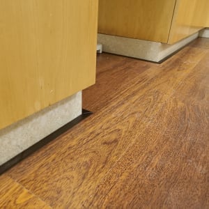 רצפת פרקט עץ כהה ליד ארונות עץ בהירים