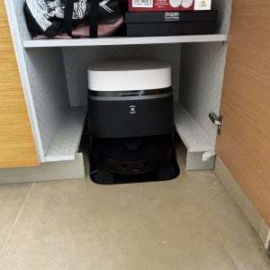 ארון פתוח עם חפצים ומכשיר חשמלי