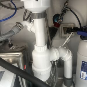 צנרת ותשתיות מתחת לכיור במטבח